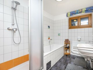 Badezimmer mit Dusche, Badewanne, WC