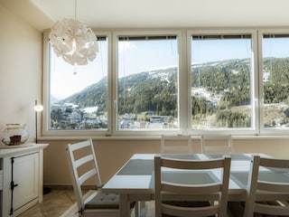 Essbereich mit Aussicht im Lodge Steindl