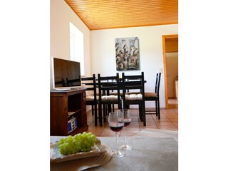 Essplatz im Wohnzimmer mit Blick in den Garten