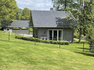 Der Garten ist rund um die Terrasse gezäunt