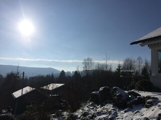 Blick übers Tal im Winter