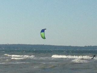 Ein Kitesurfer in Vollerwiek