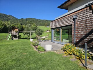 großer Garten mit Spielplatz