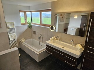 Badezimmer mit Dusche und Badewanne