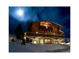 ganzes_haus_von_vorne___wohnung_im_obersten_stock