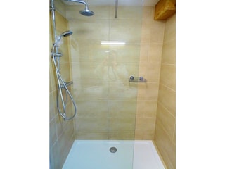Aberg shower portrait new on side Dec 19-min