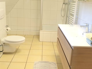 Geräumiges DU/WC im OG