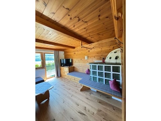 Wohnzimmer mit Kachelofen