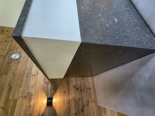 Dachgeschosswohnung_Ofen_Ofenbank_Wohnzimmer