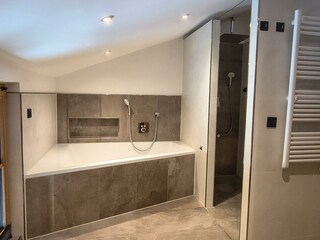Dachgeschosswohnung_Bad_Badewanne_Dusche