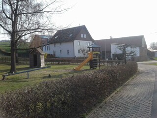 Kreuzdellenhof-Hof und Spielplatz