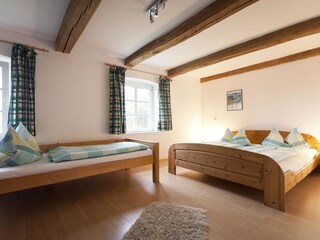 Schlafzimmer mit möglichem Beistellbett