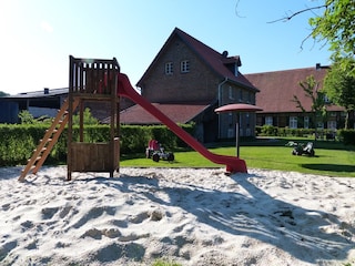 Sandkasten mit Rutschenturm