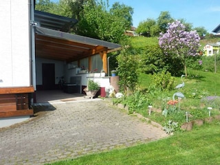 Haus Waldeck-Eingangsbereich und Garten