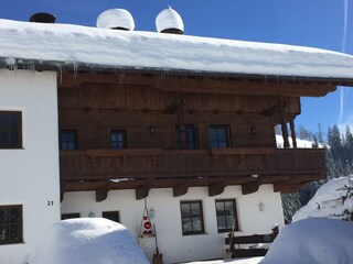 Winter - seitlich vom Haus