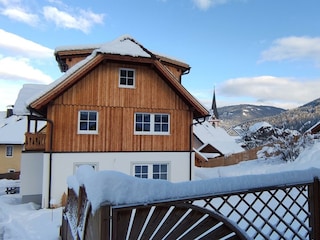 süd-westseitige Hausansicht mit Dorfblick