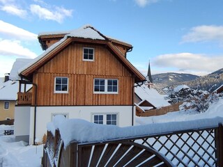 süd-westseitige Hausansicht mit Dorfblick
