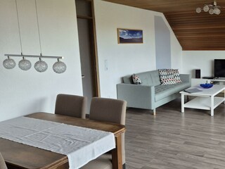Wohnzimmer mit Essbereich