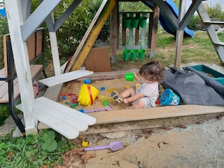 Sandkasten beim Spielhaus