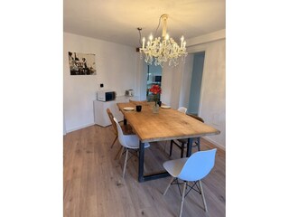 Essbereich mit Türen zu Schlaf- und Wohnzimmer