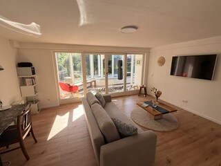 Wohnzimmer mit Flatscreen und workspace
