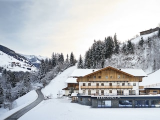 Berglodge Außenansicht Winter
