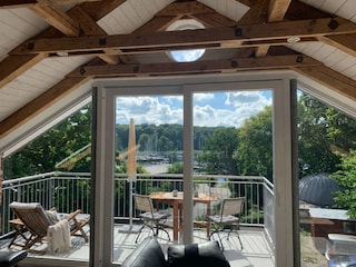 Der Balkon mit Yachtblick.