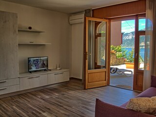 Moderner Wohnraum mit Seeblick