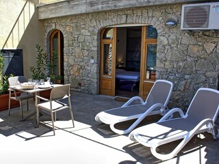 Möblierte Terrasse mit großem Sonnenschirm