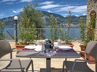 Große Terrasse mit wunderbarem Seeblick