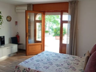 Wohn- Schlafraum mit neuem Bett