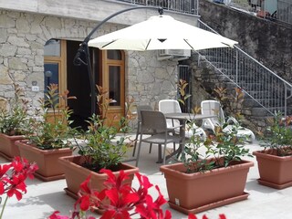 Möblierte Terrasse mit Platz zum Grillen