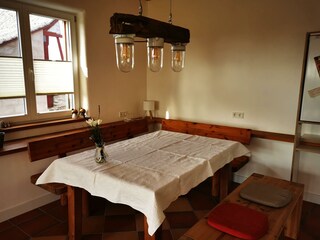 Essbereich mit Tisch und Sitzgelegenheit