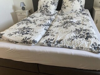 Schlafzimmer 1