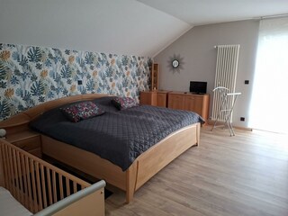 Schlafzimmer mit Doppelbett+Babybett FeWo Charbi