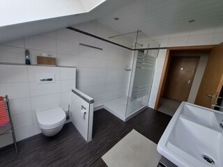 Bad mit Dusche Fewo Charbi