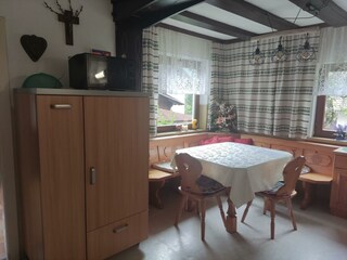 Eckbank und großer Kühlschrank