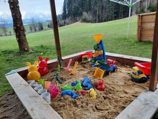 Sandkasten mit frischen Sand befüllt