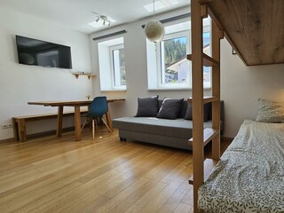 Wohn-/Esszimmer mit ausgeklapptem Stockbett