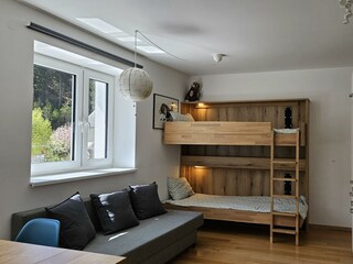 Wohn-/Esszimmer mit Stockbett ausgeklappt