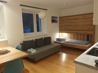 Wohn-/Esszimmer - nur ein Bett ausgeklappt