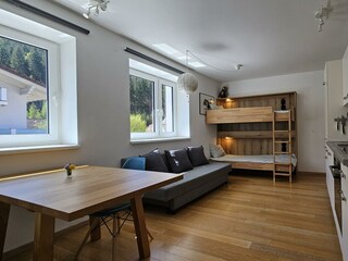 Wohn-/Esszimmer mit ausgeklapptem Stockbett