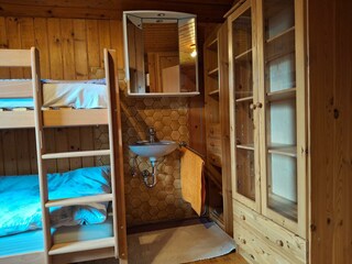 kleines Waschbecken im Kinderzimmer