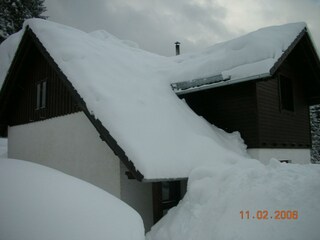 Schnee schaufeln vom Dach