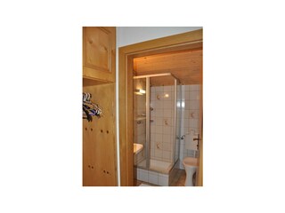 Vorraum und Badezimmer im Dreibettzimmer