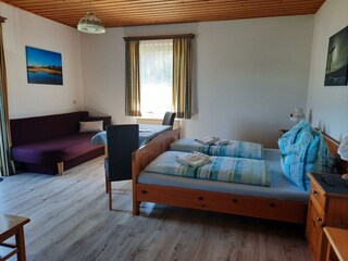 Doppelbett und Couch
