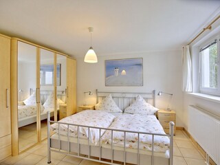 Schlafzimmer mit Doppelbett 1,80 x 2,00 m