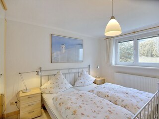 Schlafzimmer mit Blick in den ruhigen Garten