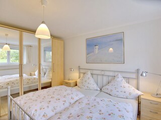 Schlafzimmer mit großem Schrank, viel Stauraum