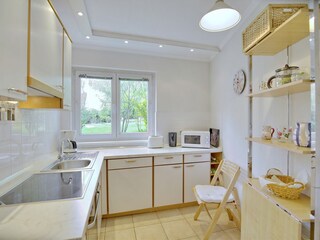 Voll ausgestattete Küche mit kleinem Essplatz